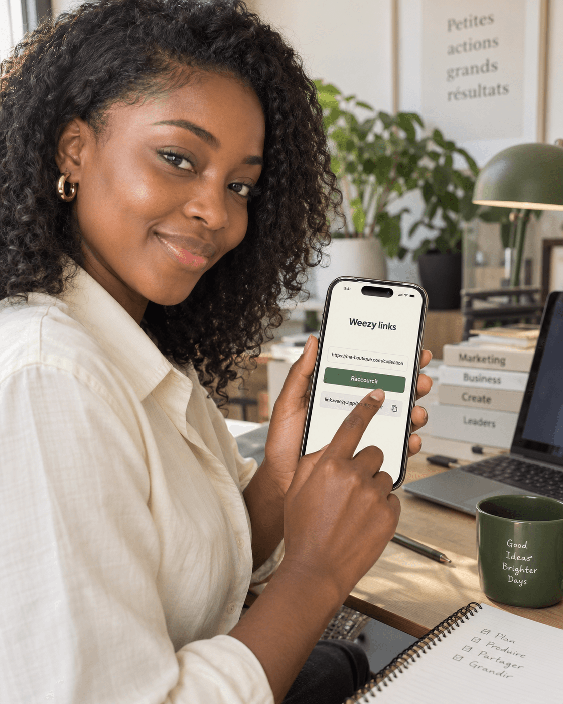 Une entrepreneuse utilise Weezy Links sur son iPhone à son bureau